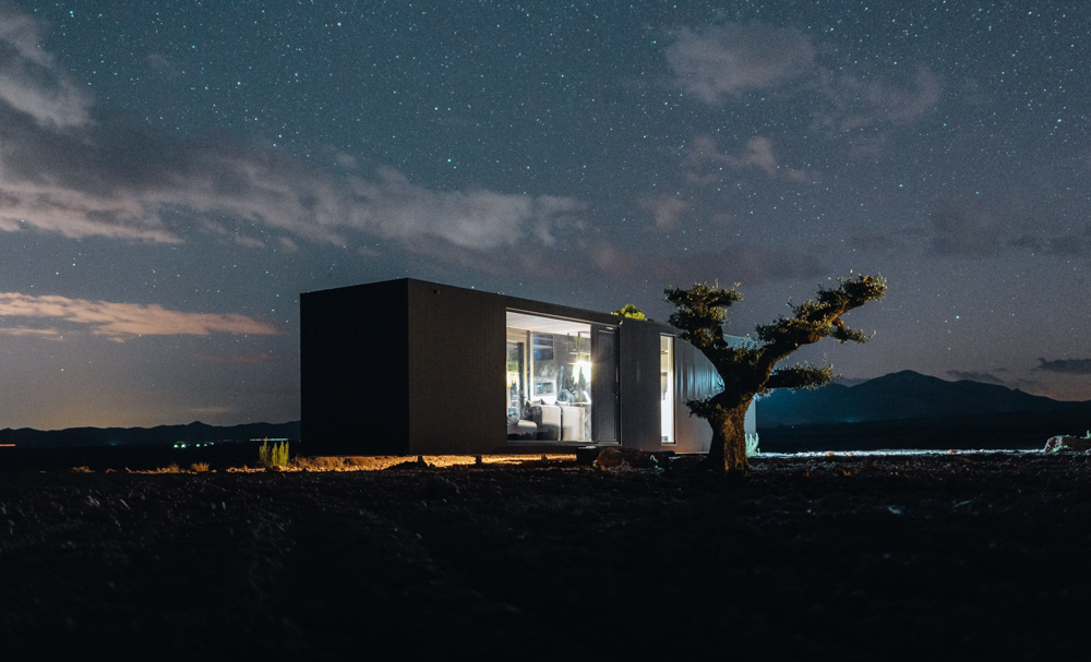 District Hive de noche